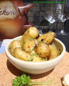 Молодой картофель с чесноком и петрушкой