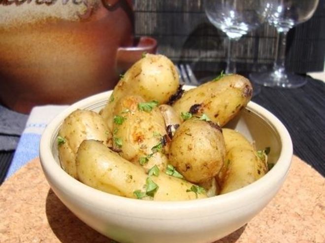 Рецепт молодого картофеля с чесноком и петрушкой
