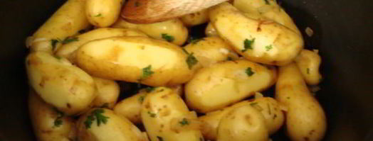 молодой картофель с чесноком и петрушкой. Шаг 3