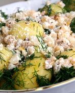 Молодой картофель с укропом и сметанной заправкой