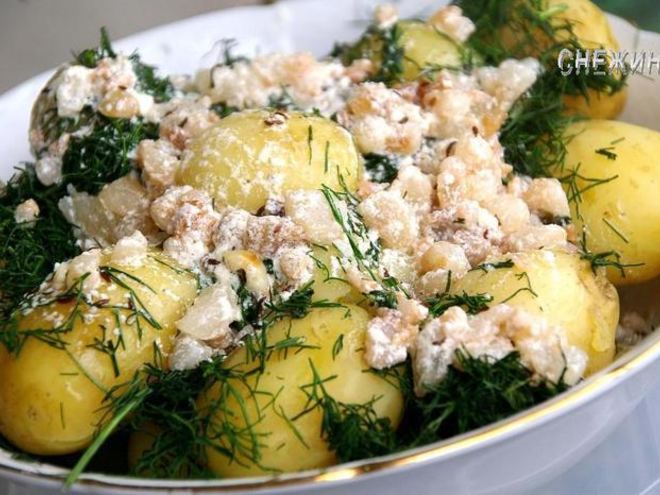 Рецепт молодого картофеля с укропом и сметанной заправкой