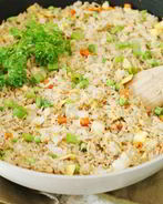 Отварной рис с омлетом и овощами