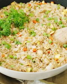 Отварной рис с омлетом и овощами