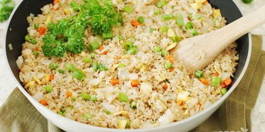 Отварной рис с омлетом и овощами