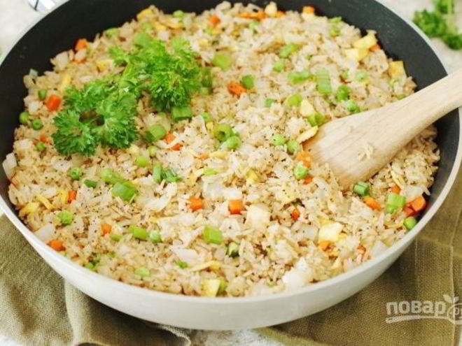 Рецепт отварного риса с омлетом и овощами