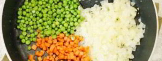 отварной рис с омлетом и овощами. Шаг 3