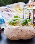 Печеный картофель с креветочным салатом