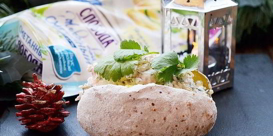 Печеный картофель с креветочным салатом