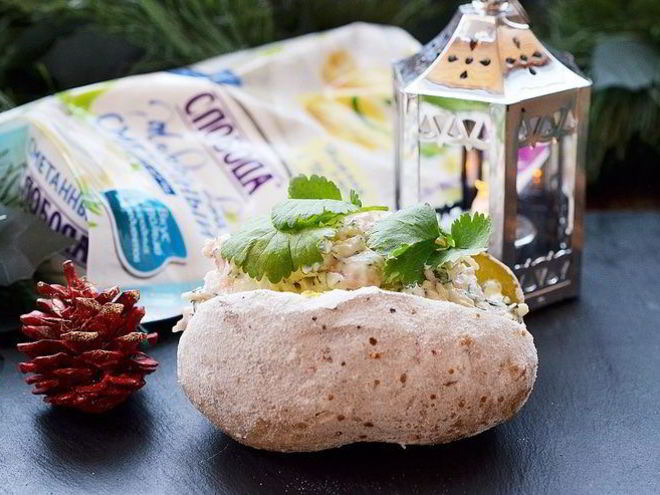 Рецепт печеного картофеля с креветочным салатом