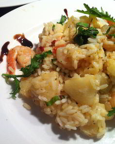 Пряный рис с ананасом, чили, имбирем и креветками