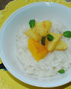 Рис на кокосовом молоке с манго и ананасом