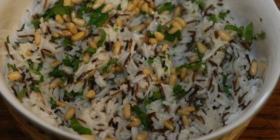 Рис с зеленью и орехами