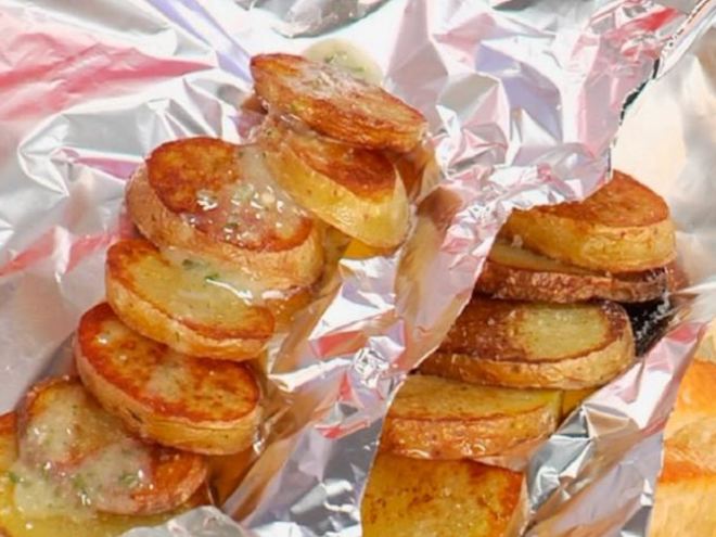 Рецепт розмаринового картофеля в фольге