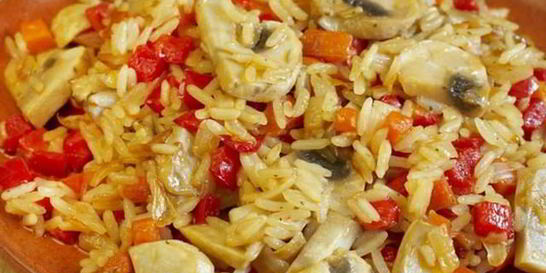 Тушеный рис с грибами и овощами