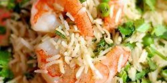 Жаренный рис с креветками и зеленым горошком