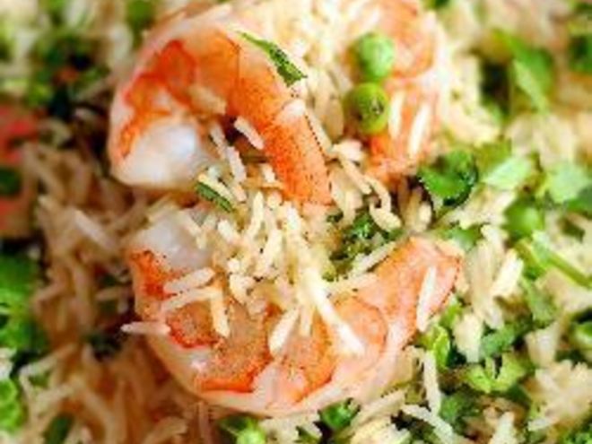 Рецепт жаренного риса с креветками и зеленым горошком