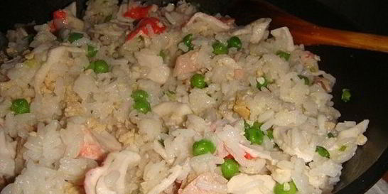 Жареный рис по-шанхайски с крабовым мясом