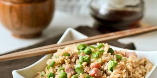 Жареный рис с ветчиной и горошком по-китайски