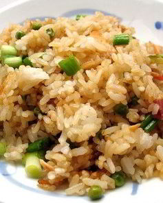 Жареный рис с яйцом и беконом