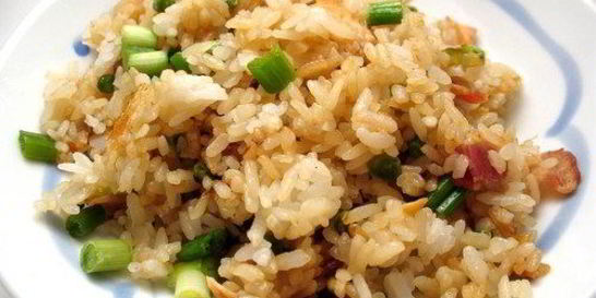 Жареный рис с яйцом и беконом