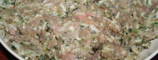 долма из молодых виноградных листьев с начинкой из смешанного фарша. Шаг 4