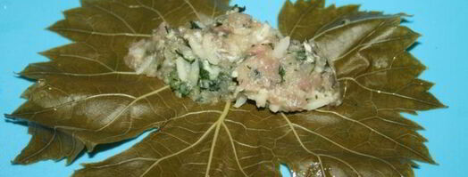 долма из молодых виноградных листьев с начинкой из смешанного фарша. Шаг 5