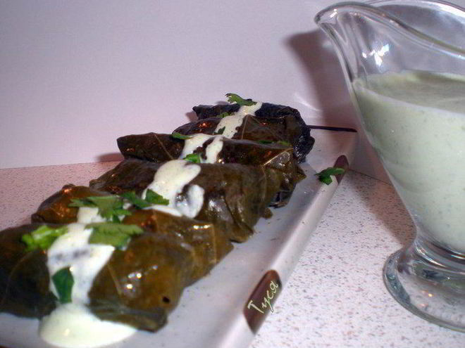 Рецепт долмы с бараниной под сметанно-чесночным соусом