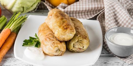 Замороженные голубцы тушеные в кастрюле