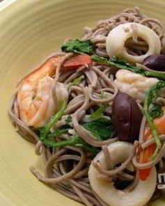 Гречневая лапша с креветками и кальмарами