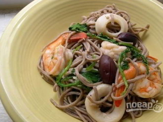 Рецепт гречневой лапши с креветками и кальмарами