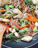 Гречневая лапша с курицей и овощами