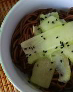 Гречневая лапша со свежим огурцом