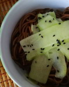 Гречневая лапша со свежим огурцом