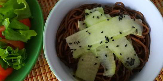 Гречневая лапша со свежим огурцом