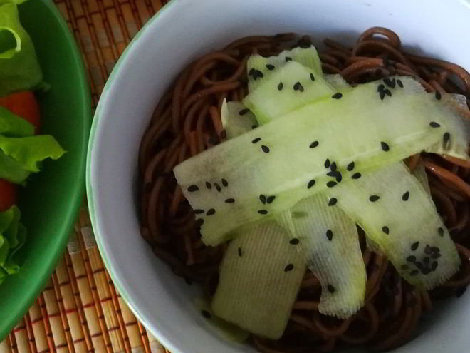 Рецепт гречневой лапши со свежим огурцом