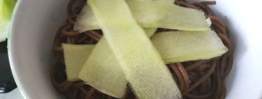 гречневая лапша со свежим огурцом. Шаг 4