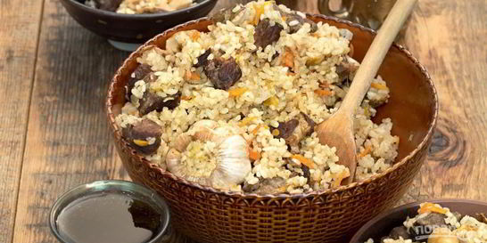 Белые грибы в казане с рисом и мясом