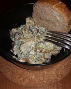 Белые грибы, жареные с луком и сметаной