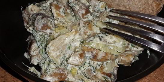 Белые грибы, жареные с луком и сметаной