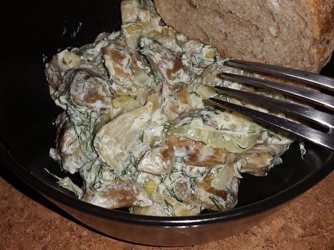 Рецепт белых грибов, жареных с луком и сметаной