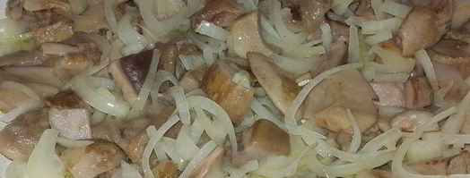 белые грибы, жареные с луком и сметаной. Шаг 2