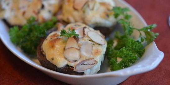 Фаршированные грибы с крабовым соусом