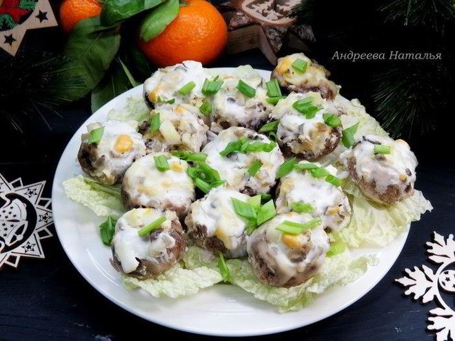 Рецепт фаршированных шампиньонов под сметанным соусом