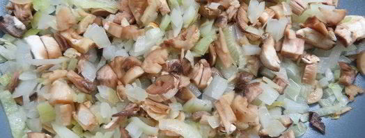 фаршированные шампиньоны под сметанным соусом. Шаг 3