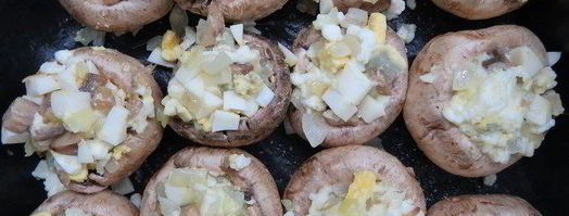 фаршированные шампиньоны под сметанным соусом. Шаг 6