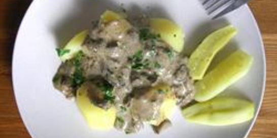 Грибы тушенные со сметаной