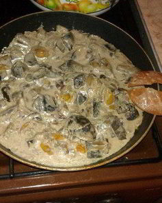 Грибы в сметане, тушенные с беконом и помидорами черри