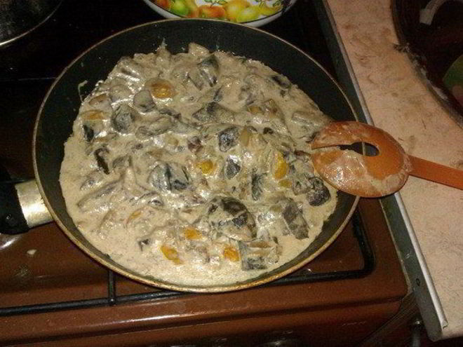 Рецепт грибов в сметане, тушенные с беконом и помидорами черри