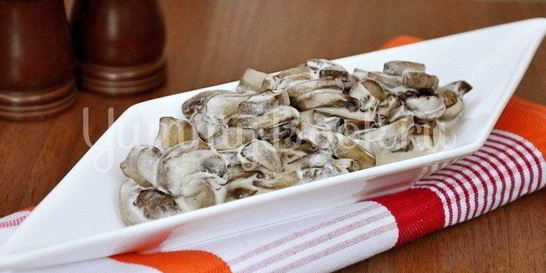 Грибы в сметане