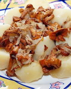 Лисички с картошкой жареные